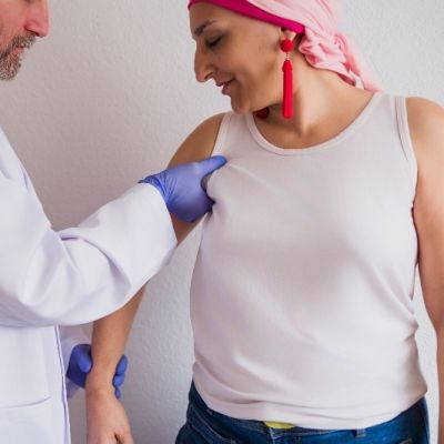 doctor-performing-breast-cancer-screening-on-woman-2026-01-25-03-34-42-utcBF Doctor examining a woman for breast cancer during a medical consultation at a clinic, focusing on early detection and prevention